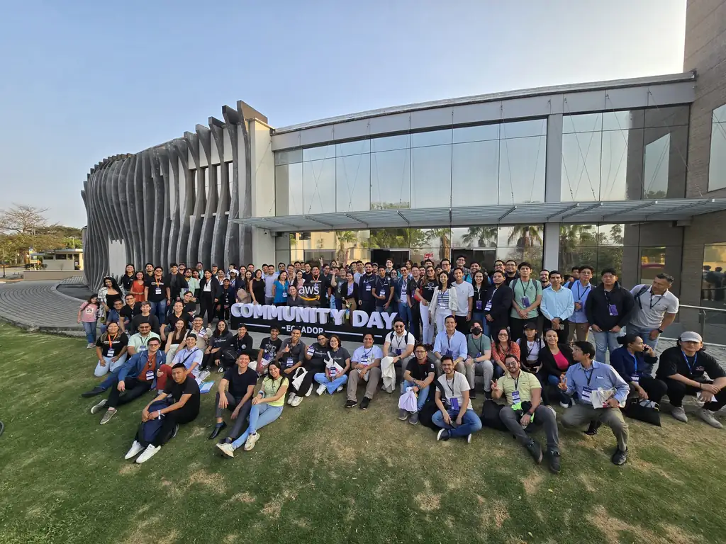 Más de cien integrantes de AWS User Group Ecuador frente al letrero del AWS Community Day Ecuador 2024 en la ESPOL