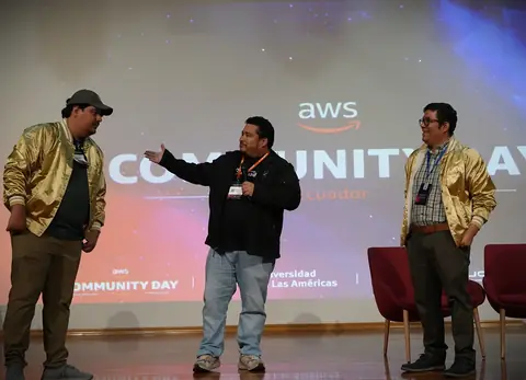 Alexis Polo presenta a los speakers en el escenario del AWS Community Day Ecuador 2025