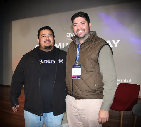 Alexis Polo, fundador de AWS User Group Ecuador, posa con un asistente en el AWS Community Day Ecuador 2025
