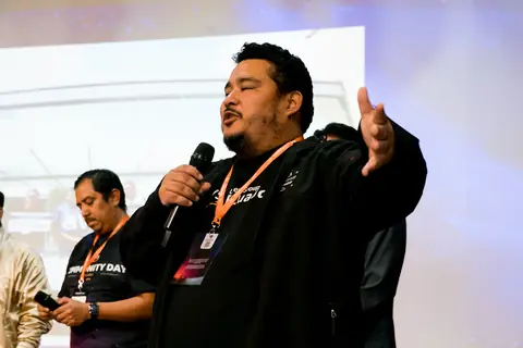 Alexis Polo, líder fundador de AWS User Group Ecuador, habla con el público en el AWS Community Day Ecuador 2025