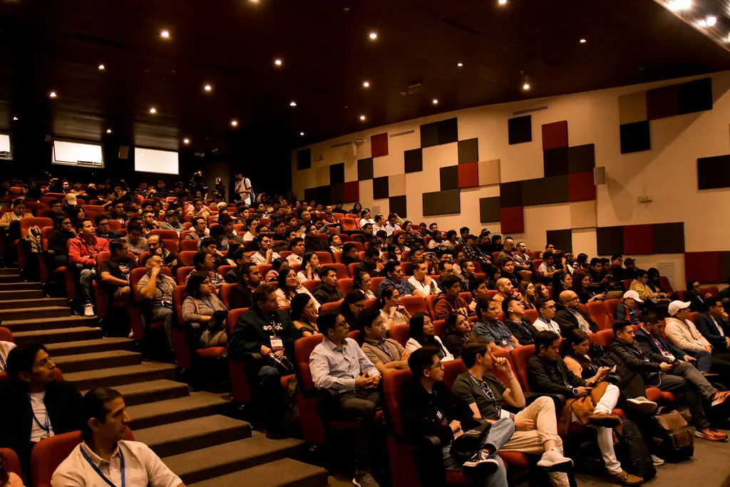 Auditorio lleno durante una charla del AWS Community Day Ecuador 2025