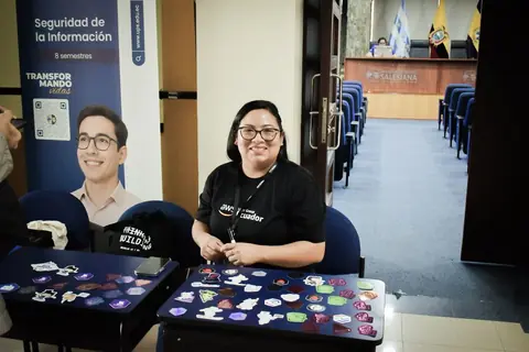 Mesa de stickers y regalos para la comunidad en el AWS Security Day