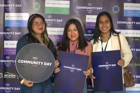 Tres asistentes posan en el photocall del AWS Community Day Ecuador 2026