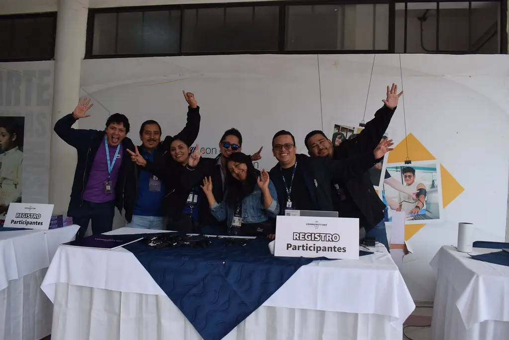 Voluntarios del equipo de registro reciben a los participantes del AWS Community Day Ecuador 2026