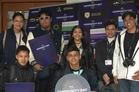 Un grupo de estudiantes posa en el photocall del AWS Community Day Ecuador 2026