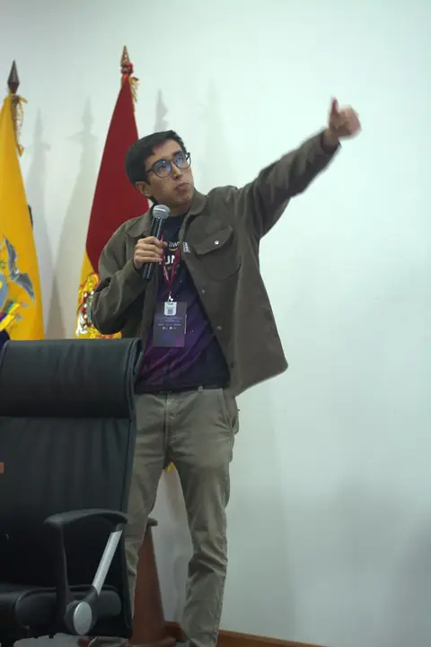 Un speaker da su charla en el AWS Community Day Ecuador 2026