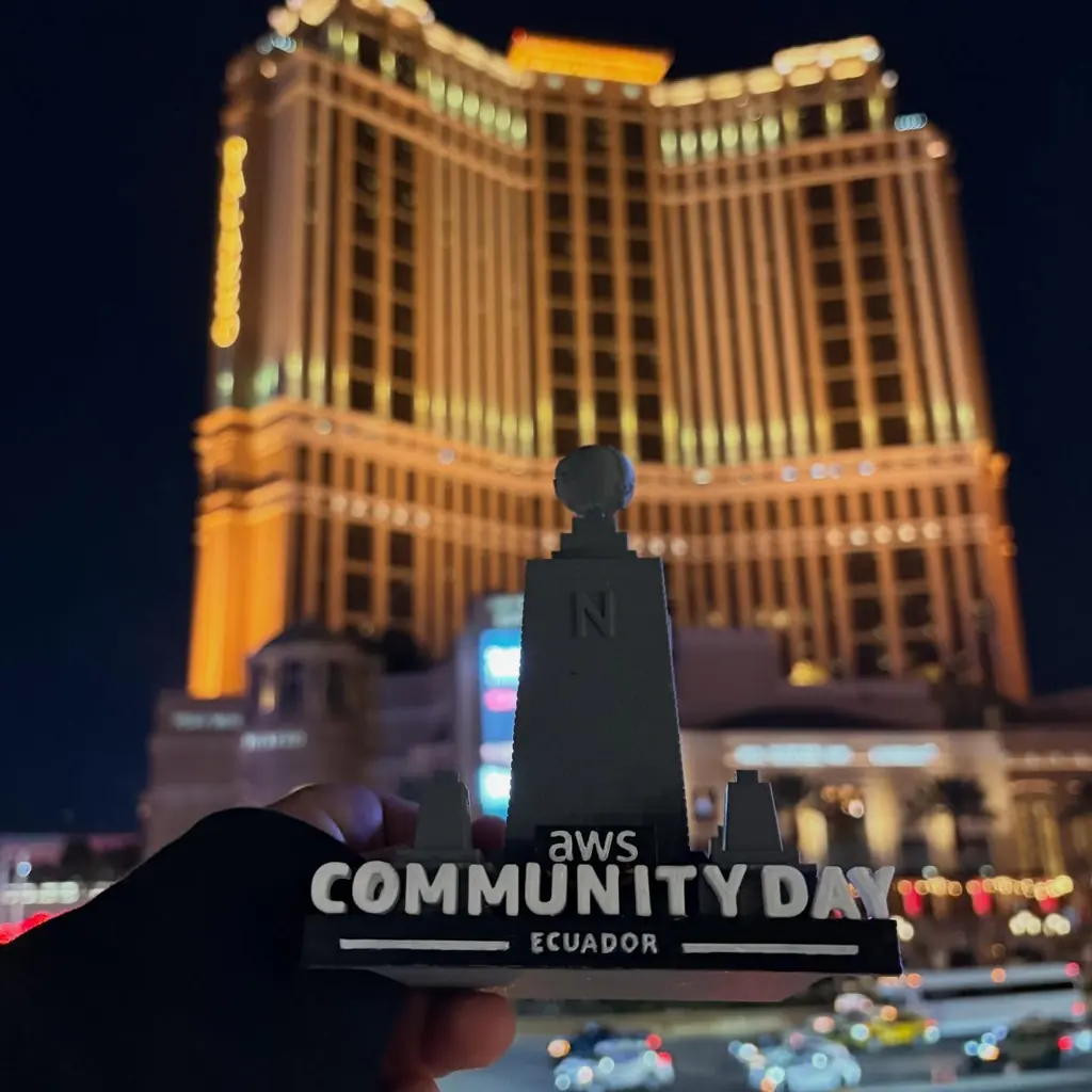 Réplica del monumento a la Mitad del Mundo de AWS Community Day Ecuador frente a un hotel iluminado de Las Vegas durante AWS re:Invent