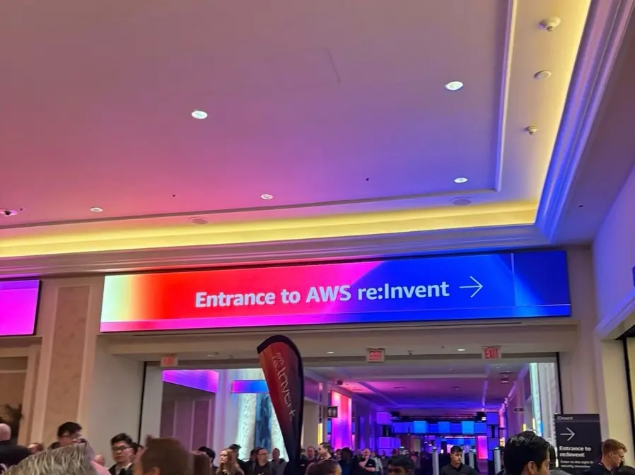 Letrero de entrada a AWS re:Invent con luces de colores en Las Vegas