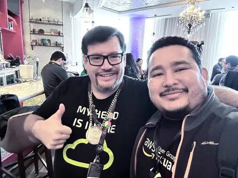 Alexis Polo, líder fundador de AWS User Group Ecuador, se toma una selfie con un AWS Hero en AWS re:Invent